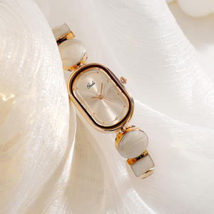 Elegante Reloj de Cuarzo para Mujer con Diseño Ovalado y Estilo de Brazalete, Especial de Navidad con Diseño Artístico Irregular - Product Image 1