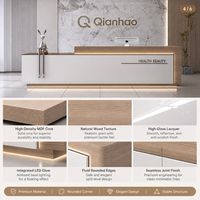 Comptoir de réception moderne avec finition dorée, panneau cannelé en MDF, plateau à niveaux multiples et base LED pour salon de manucure et bureau