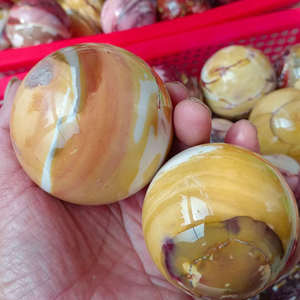 หินมูไคต์ทรงกลมสีแดงเหลืองธรรมชาติหลากสี ขายส่ง สำหรับตกแต่งบ้าน หินควอตซ์บำบัดพลังงาน - Product Image 3