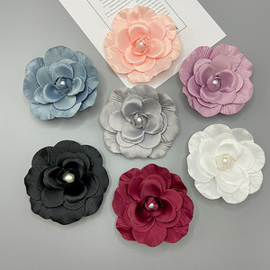 Broche Fleur de Camélia en Tissu Faite à la Main pour Femme, Usage Quotidien, Centre en Perle, Accessoire Floral 3D - Product Image 1
