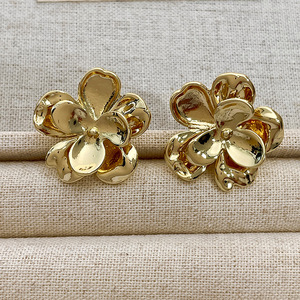 Boucles d'oreilles clous fleur plaqué or pour femme, bijoux vintage tendance, cadeau fabriqué en Chine 2024 JX005 - Product Image 5