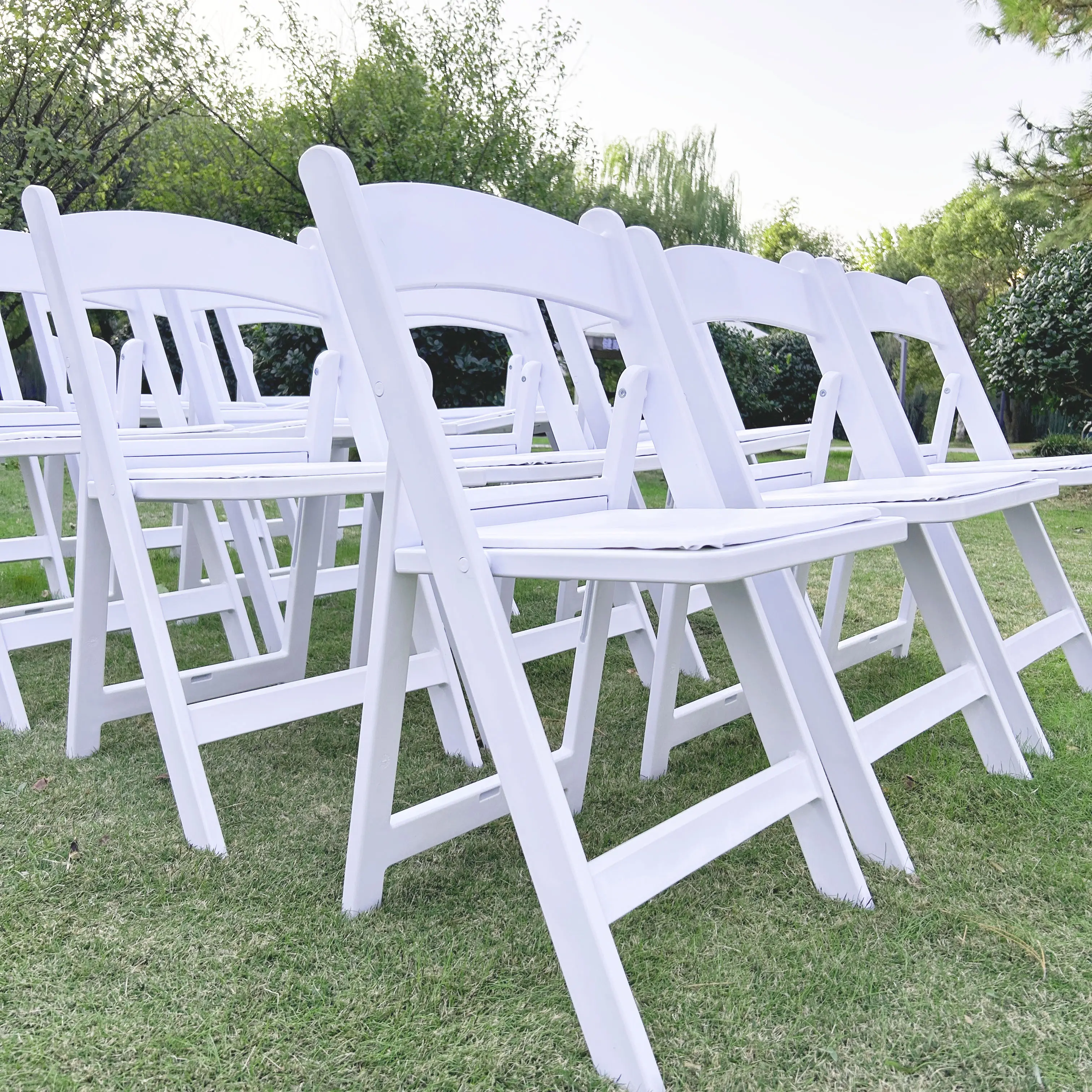 도매 결혼식 연회 호텔 정원 레스토랑 가구 화이트 수지 플라스틱 윔블던 이벤트를위한 접이식 의자