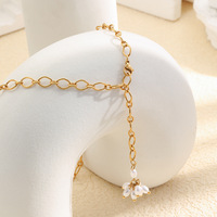 Collier élégant en acier inoxydable plaqué or 18 carats avec chaîne en Y et pendentif fleur en fausse perle