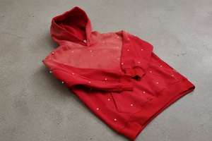 Sweat à capuche surdimensionné pour homme avec logo personnalisé, en coton rouge French Terry, style streetwear, orné de strass, avec poche avant, pour l'automne - Product Image 3