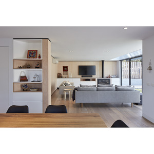 Villa moderna de madera con paredes de vidrio y espacio exterior para estar al aire libre - Product Image 4