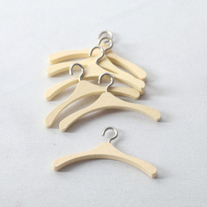 <span class=keywords><strong>Cintre</strong></span> <span class=keywords><strong>miniature</strong></span> en bois de couleur bûche pour maison de poupée - Product Image 4