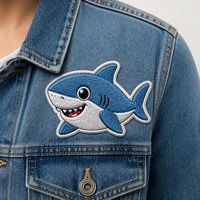 Patch brodé personnalisé requin dessin animé 3D en tissu sergé pour équipement extérieur, thermocollant OEM