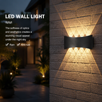 Appliques murales LED extérieures en aluminium durables, personnalisables OEM, étanches IP65, 4W 6W 8W, pour hôtels et jardins