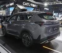 25/24 Jetour X70plus SUV Auto Essence FWD Véhicule avec une excellente efficacité de l'essence Sièges en cuir Intérieur foncé Galerie de toit en métal