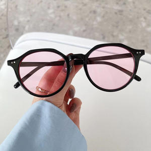 Gafas de Sol Estilo Coreano para Mujer, Montura Negra Brillante, UV400, Lentes Ligeras Tipo AC, Parasol Irregular con Remaches Punteados G2-9997 - Product Image 4