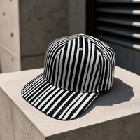 Casquette de baseball unisexe à 6 panneaux en sergé rayé noir et blanc, visière plate, calotte structurée, fermeture snapback, style streetwear décontracté