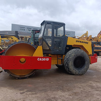 Rouleau vibratoire monocylindre Dynapac CA301D d'occasion, 13 tonnes, moteur Deutz/Cummins, entièrement hydraulique, bon état.