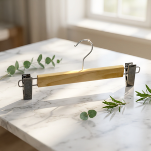 Cintre en bois massif avec finition raffinée pour l'affichage de vêtements en magasin et logo personnalisé pour placard haut de gamme - Product Image 1