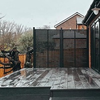 Séparateur d'espaces pour spa en WPC, élégant et résistant à l'eau, idéal pour la confidentialité en extérieur, design moderne et longue durée de vie