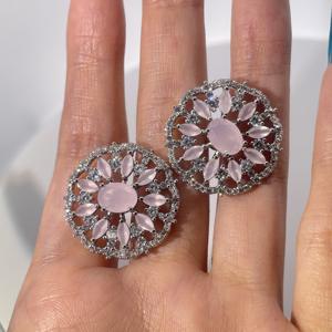 Boucles d'oreilles clous tendance et luxueuses Tianyu Gems en laiton plaqué or avec zircon rose en forme de poire et de fleur, design luxueux - Product Image 3