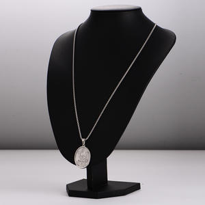 Collar de medalla ovalada de acero inoxidable con colgante religioso Vintage para hombre, joyería de fe minimalista con peregrino de Remo - Product Image 4