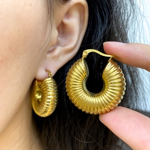 Joyería de Moda, Aros Huggie Gruesos Chapados en Oro de 18k PVD, Hipoalergénicos, para Mujer - Product Image 5