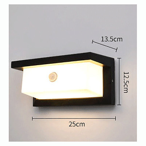 โคมไฟติดผนัง LED กลางแจ้ง 25 ซม. แผ่นกระจายแสงโพลีคาร์บอเนตทรงสี่เหลี่ยมกันน้ำพร้อมเซ็นเซอร์ตรวจจับความเคลื่อนไหวสำหรับทางเข้าสวนระเบียง - Product Image 1