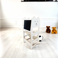 Tour d'apprentissage en bois à hauteur réglable, escabeau pliant au design moderne pour les tout-petits et les enfants.