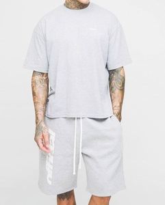 Ensemble de survêtement athlétique 2 pièces gris chiné, comprenant un T-shirt oversize à coupe carrée avec imprimé officiel et un short oversize à empiècements - Product Image 1