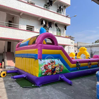 Château gonflable pour enfants avec piscine à balles et toboggan intégré