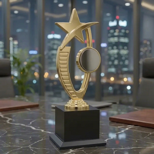 Trophée portable en métal moulé sous pression, modèle 705a, avec base gravée, pour les sports et les jeux, récompense durable - Product Image 1
