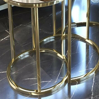 Ensemble de tables basses gigognes modernes 3 pièces avec structure en métal doré pour patio, jardin et salon