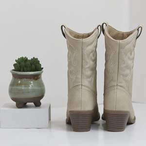 รองเท้าบูทแบบสวมสำหรับผู้หญิงปี 2026 ความยาวครึ่งน่อง สีพื้น ปักลาย ดีไซน์เฉพาะตัว สไตล์ตะวันตก ส้นกลาง แฟชั่นสำหรับสุภาพสตรี - Product Image 4