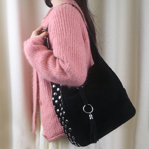 Sac à bandoulière en daim noir style streetwear pour femme avec rivets métalliques, vente en gros - Product Image 2