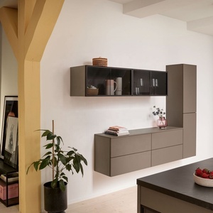 Système de cuisine moderne de type loft, armoires en forme de L, buanderie et rangement dissimulés, unités de rangement murales avec portes en verre - Product Image 4