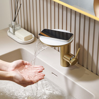 Robinet mélangeur cascade monotrou chaud/froid à poser sur le plan avec étagère en verre trempé pour salle de bain moderne