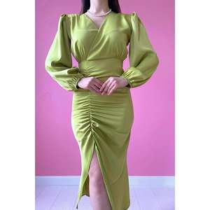 Vestido de Noche Ecológico Verde Oliva con Cuello en V, Corte Satinado y Abertura, Cintura Natural - Product Image 2