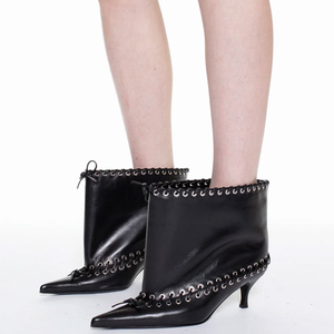 Bottines à talons bas pour femmes, à lacets, coupe ample à la cheville, avec découpes larges et trous métalliques décoratifs, bout pointu et nœud avant - Product Image 6