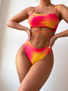 Conjunto de bikini de tres piezas con estampado tie-dye para mujer, traje de baño de dos piezas con falda de malla y estampado sólido para verano - Product Image 3