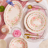 Service de table en porcelaine rouge élégant avec motif végétal, kit d'ustensiles, compatible lave-vaisselle, pour usage quotidien à la table.