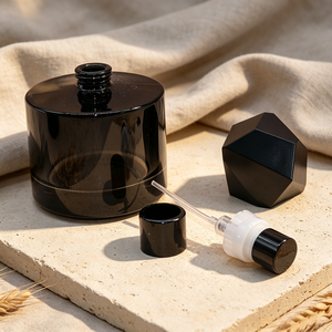Flacon vaporisateur <span class=keywords><strong>de</strong></span> <span class=keywords><strong>parfum</strong></span> en verre noir dégradé <span class=keywords><strong>de</strong></span> luxe <span class=keywords><strong>de</strong></span> 50 ml pour <span class=keywords><strong>l</strong></span>'emballage <span class=keywords><strong>de</strong></span> parfums et <span class=keywords><strong>de</strong></span> soins personnels - Product Image 2