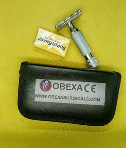 Maquinilla de afeitar de seguridad de mango corto de acero inoxidable con estuche de cuero - Product Image 5