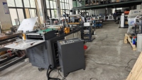 Automatische hete-seal & snijmachine voor plastic zakken met PET-folie-ontwikkeling 150 stuks/min voor zelfklevende koeriers- en verzendzakken