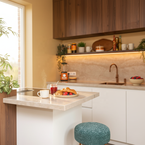 Meuble <span class=keywords><strong>de</strong></span> <span class=keywords><strong>bar</strong></span> <span class=keywords><strong>de</strong></span> cuisine moderne avec tabourets assortis, unités supérieures en bois et inférieures blanches pour espaces <span class=keywords><strong>de</strong></span> vie compacts - Product Image 1