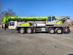 Grue sur camion Zoomlion ZTC700H 70 tonnes d'occasion, excellent état, pompe, moteur et soupape stables pour la construction - Product Image 2