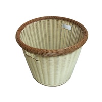 Panier de rangement en rotin beige en plastique durable avec poignées découpées, idéal pour les vêtements à la maison, les serviettes d'hôtel et l'organisation de la lessive