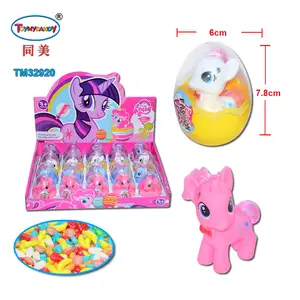 Hot Selling Plastik Mädchen Zubehör Spielzeug Süßigkeiten Spielzeug Überraschung Pferd Ei mit Zubehör Spielzeug mit Süßigkeiten