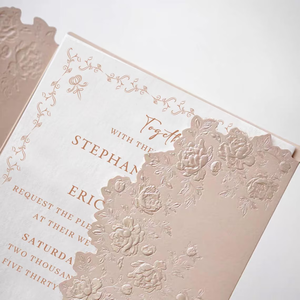 Maßgefertigte Geprägte Hellrosa Blumen-Hochzeitseinladungen Set Goldfolie Baumwollpapier mit Dreifach-Falttasche Luxuriöse Hochzeitskarten - Product Image 4