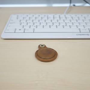 เคสใส่กุญแจหนังแท้ Boshiho ทำมือ พร้อมฝาปิดป้องกัน ใช้ได้กับ AirTag แบบพกพา ติดตั้งด้วยหัวเข็มขัด สำหรับตกแต่งกระเป๋า - Product Image 5