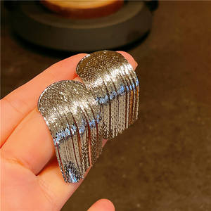 2025 nueva llegada Nueva joyería de moda 24K oro Real de alto grado curvo <span class=keywords><strong>sin</strong></span> hueso borla pendientes moda cadena de oro borla pendientes - Product Image 3