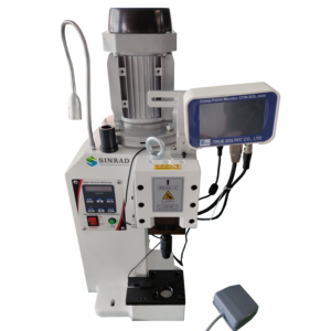 Machine de sertissage de bornes de précision avec moniteur de force de sertissage (CFM) pour l'industrie automobile, aérospatiale et de la défense, faisceaux de câbles - Product Image 1