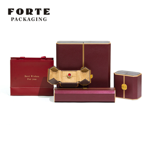 FORTE - Caja de Joyería Cuadrada de Piel Sintética Roja Hecha a Mano con Logotipo Personalizado y Forro de Terciopelo para Anillos, Pulseras, Colgantes y Collares - Product Image 1