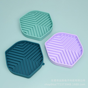 Cuenco de silicona para alimentación lenta de mascotas, cuenco de comida para perros antiasfixia, forma cuadrante de 190x175x30mm, fácil de limpiar para mascotas - Product Image 3
