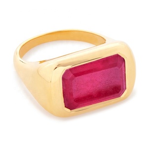 خاتم كوكتيل نسائي فاخر من النحاس الأصفر مطلي بالذهب عيار 18 قيراط، بتصميم كلاسيكي مرصع بحجر مستطيل من الكريستال - Product Image 3