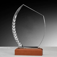 Meilleure vente Verre en bois Prix Artisanat Personnalisé Sculpté Gravure Lettres Cristal Verre Trophée Plaque Avec Base En Bois